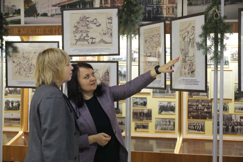 События НИУ «БелГУ» в белгородском госуниверситете открылась выставка «новогодние зарисовки»